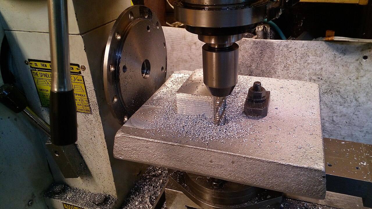 Schaftfräser bearbeitet ein Werkstück an einer Fräsmaschine