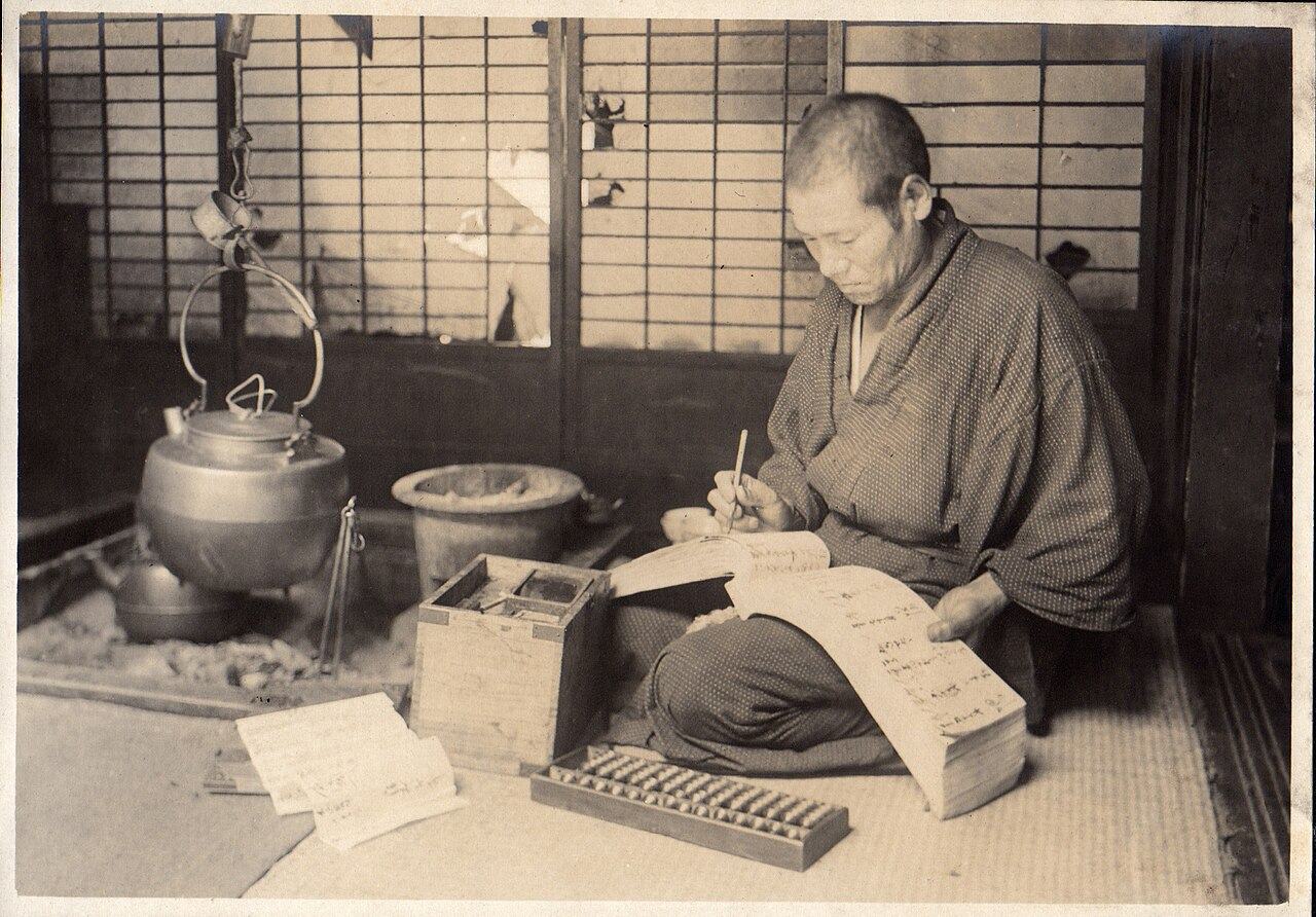 Historische Buchführung mit Rechenbrett (Soroban) in Japan