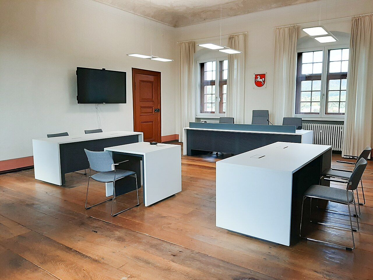 Gerichtssaal mit Richterbank und Verfahrenstischen