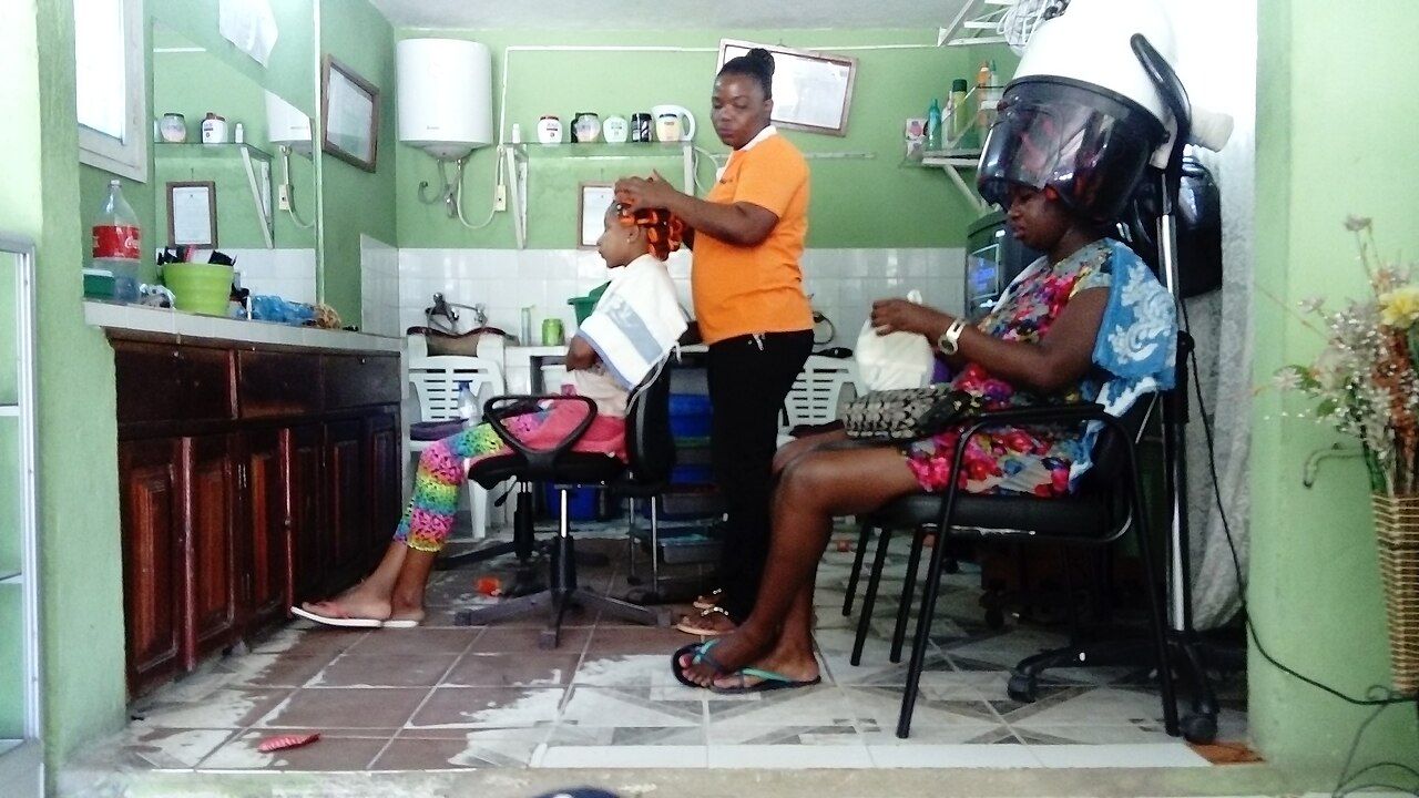Friseursalon mit Trockenhaube und Kundinnen