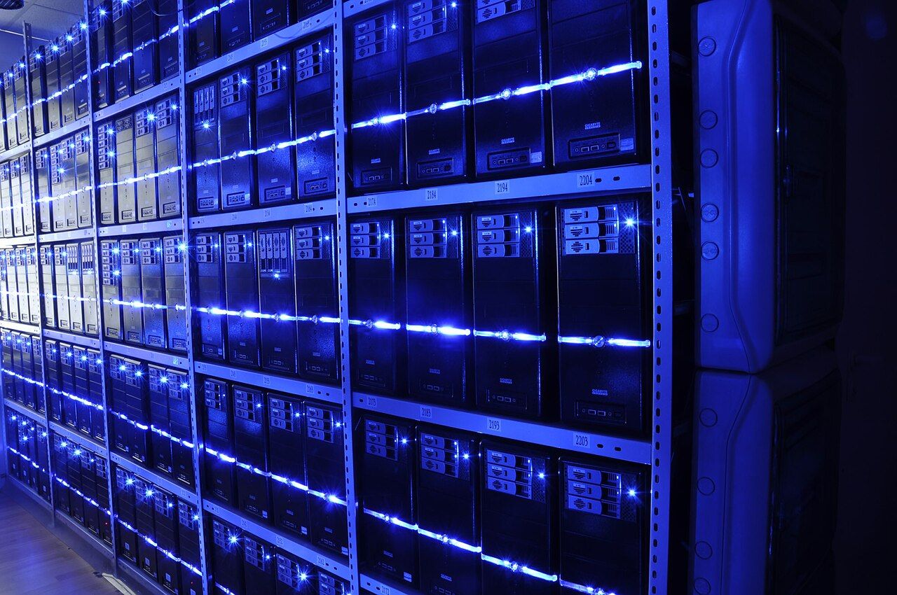 Beleuchtete Serverracks in einem Rechenzentrum