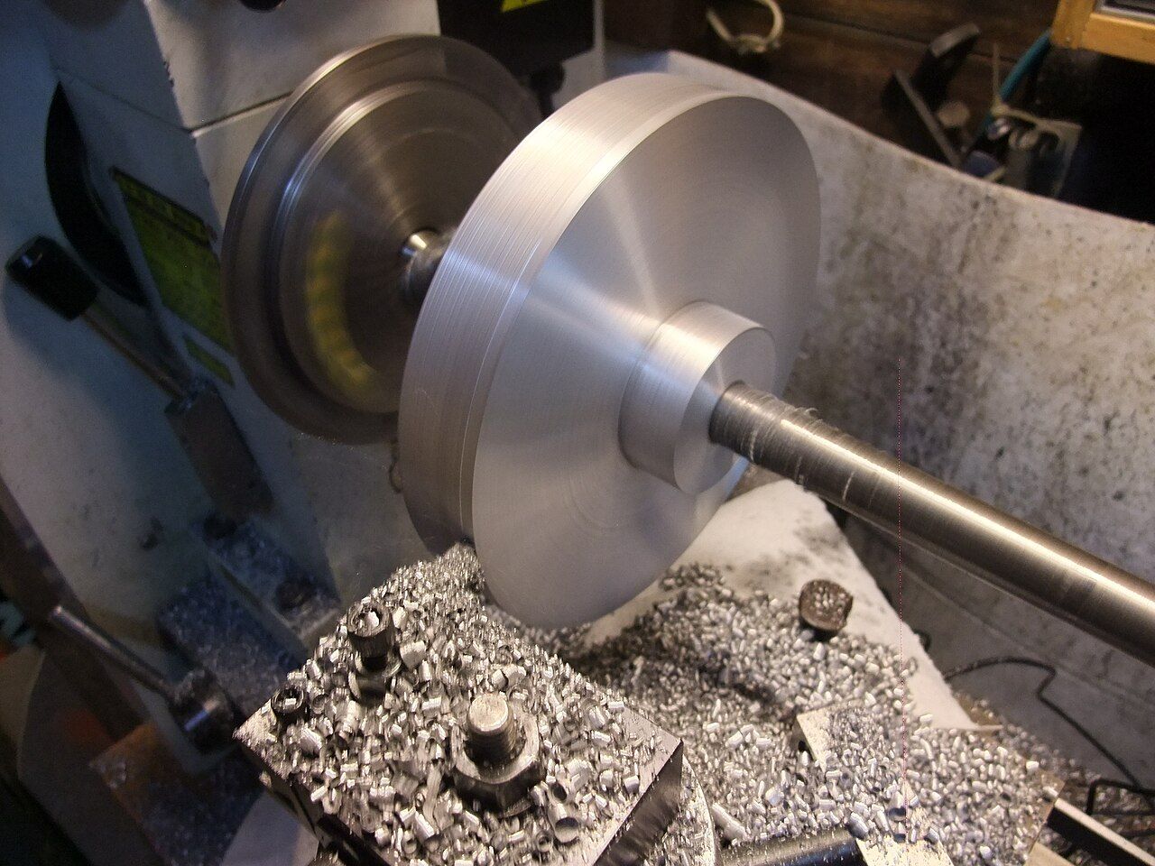 Rundmaterial wird auf einer Drehmaschine gedreht
