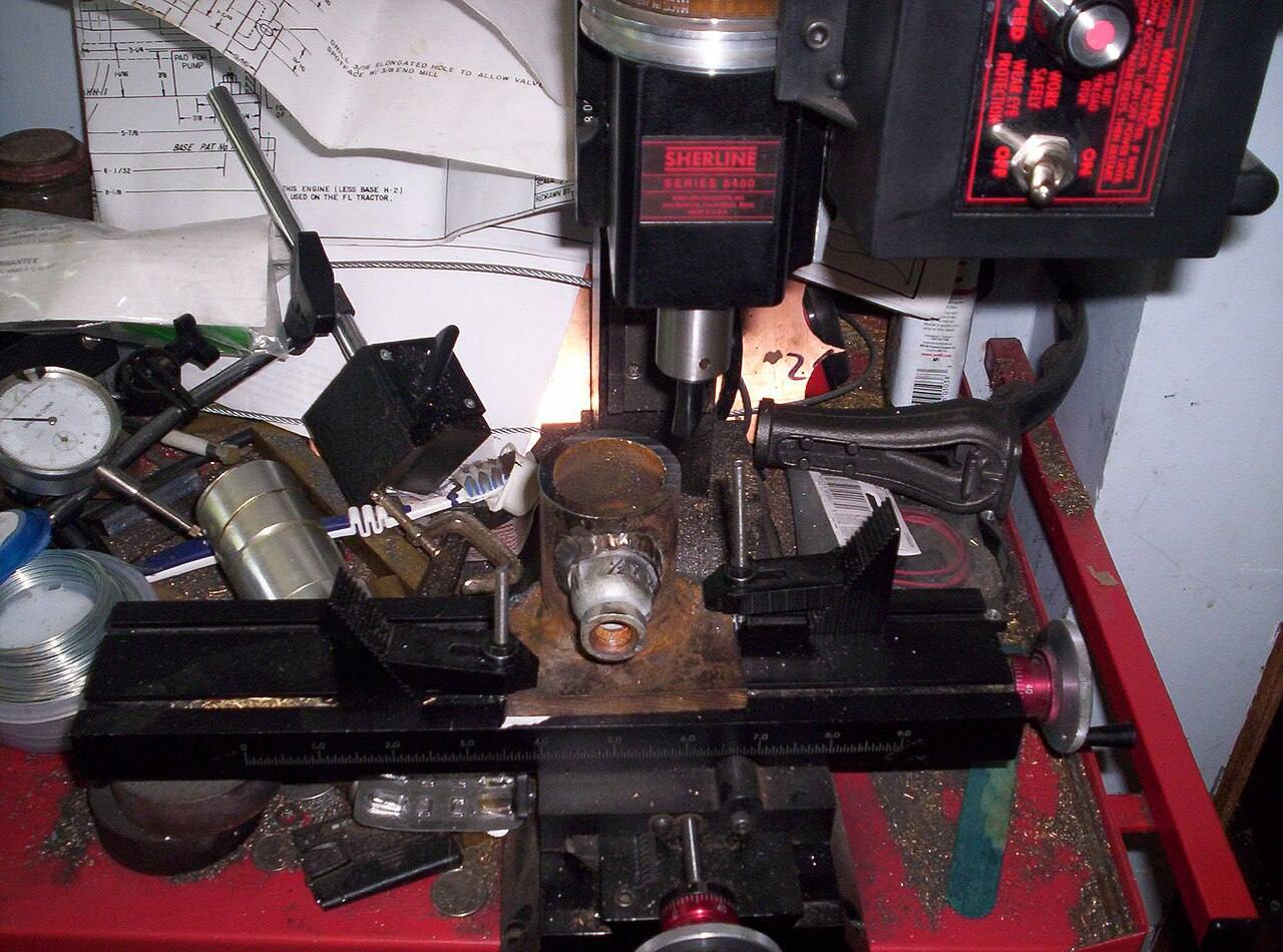 Kleine Fräsmaschine mit eingespanntem Werkstück