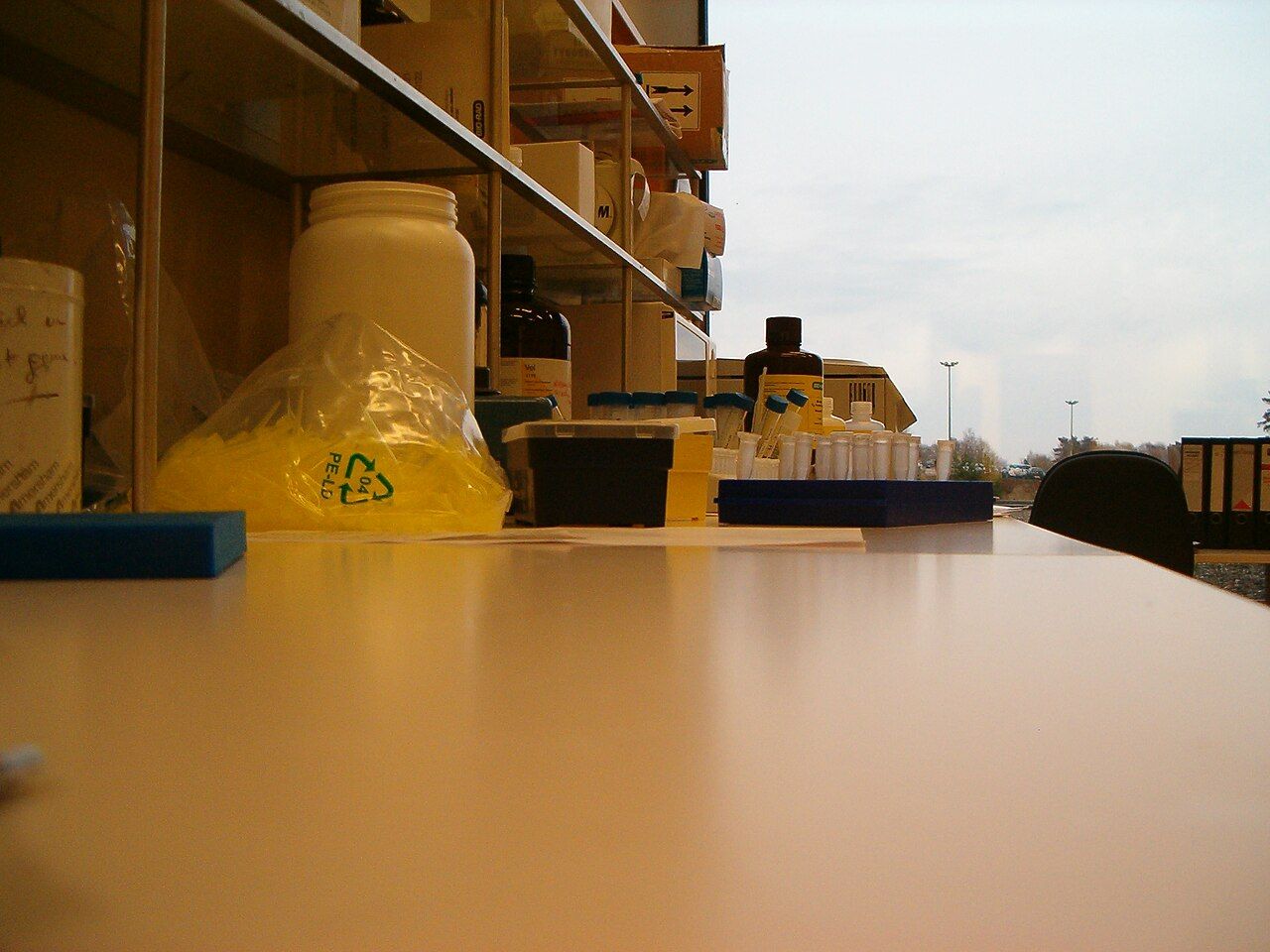 Mikropipette auf einer Laborbank