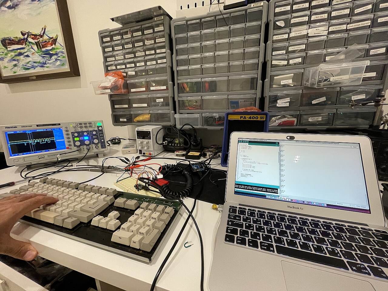 Oszilloskop und Laptop auf einem Elektronik-Arbeitsplatz