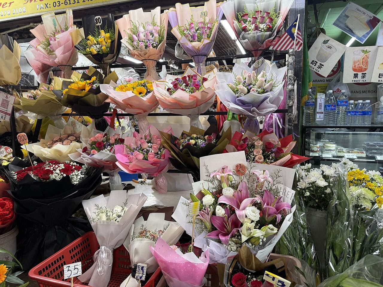 Sträuße in Papier gewickelt in einem Blumengeschäft