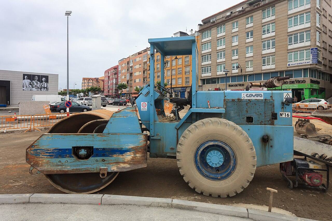 Straßenwalze auf einer Baustelle