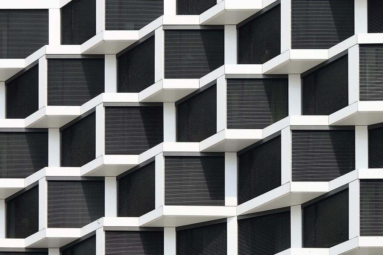 Moderne Fassade mit Balkonen