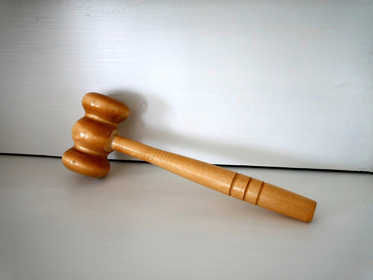 Richterhammer aus Holz auf hellem Grund