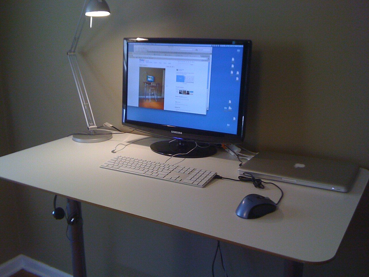 Schreibtisch mit Monitor und Tastatur