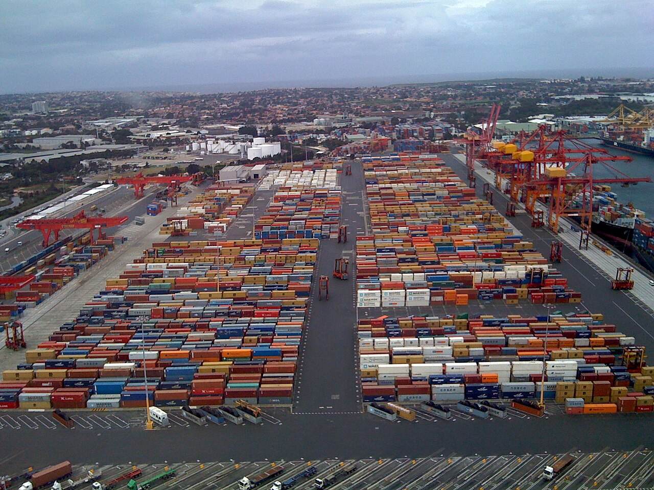 Containerterminal aus der Vogelperspektive