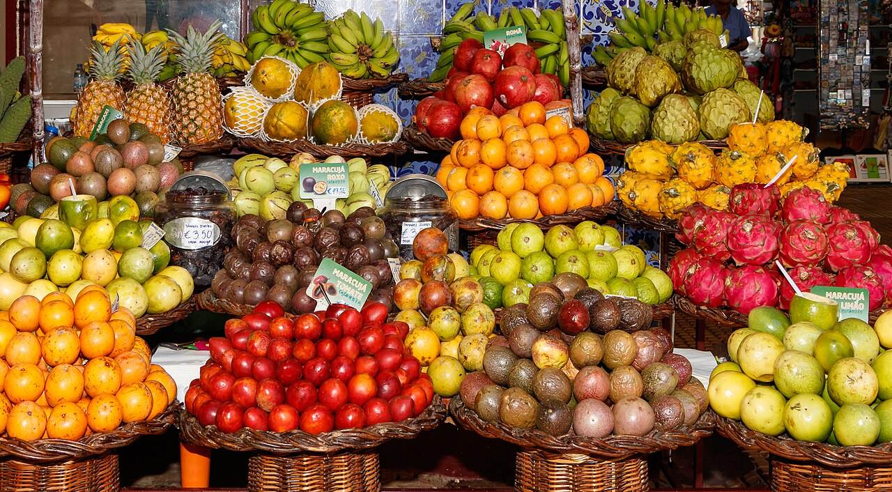 Obstauslage mit Südfrüchten in einer Markthalle