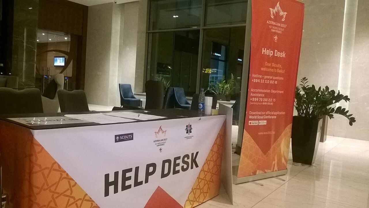 Beratungstisch mit Banner Help Desk