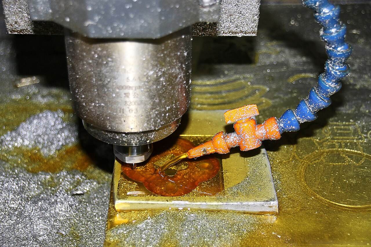 Fräser bearbeitet ein Metallwerkstück mit Kühlmittel