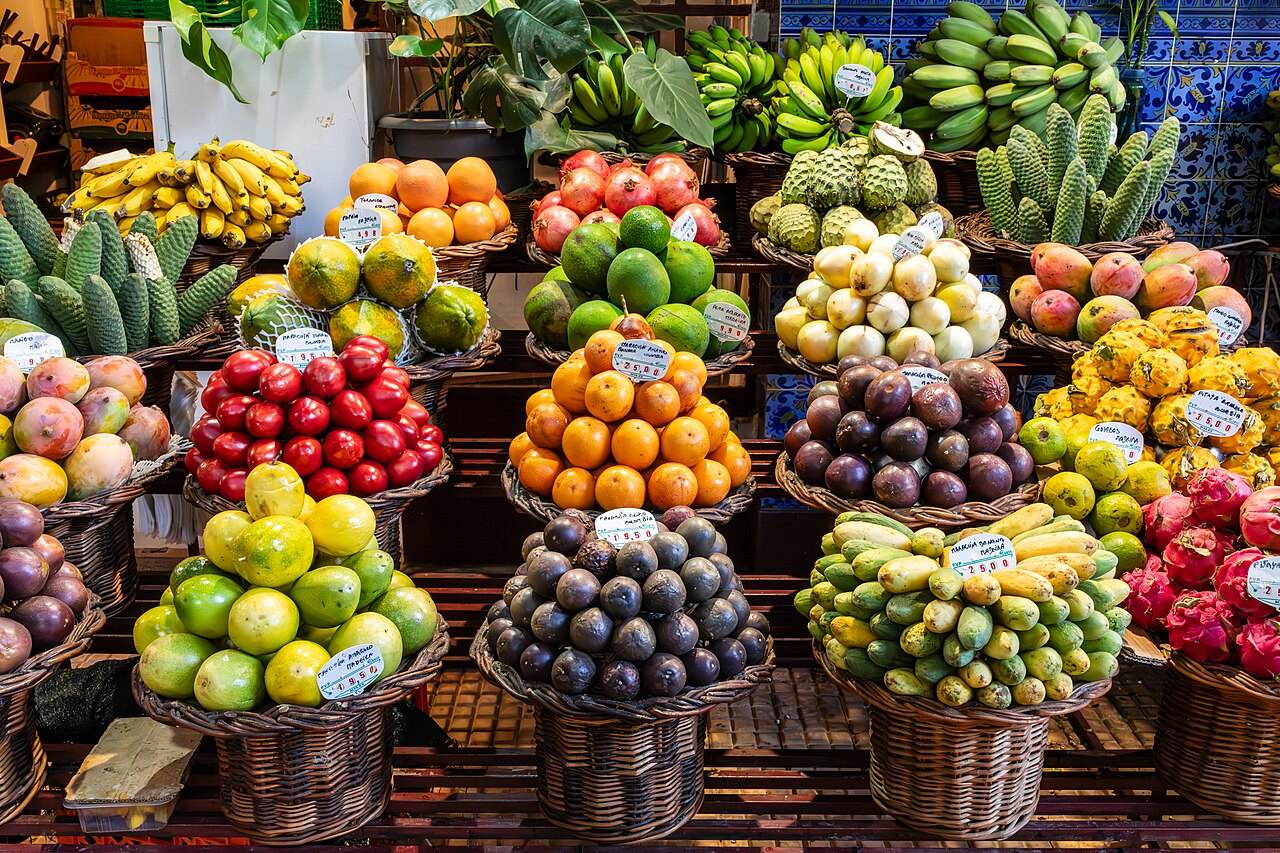 Körbe mit Obst in einer Markthalle