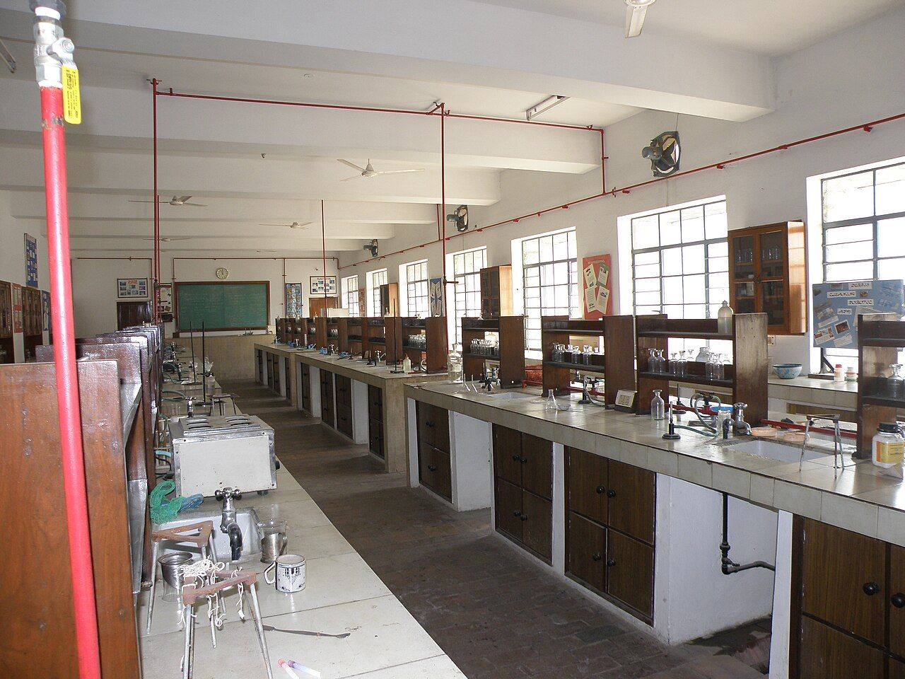 Langer Chemie-Laborsaal mit Arbeitstischen