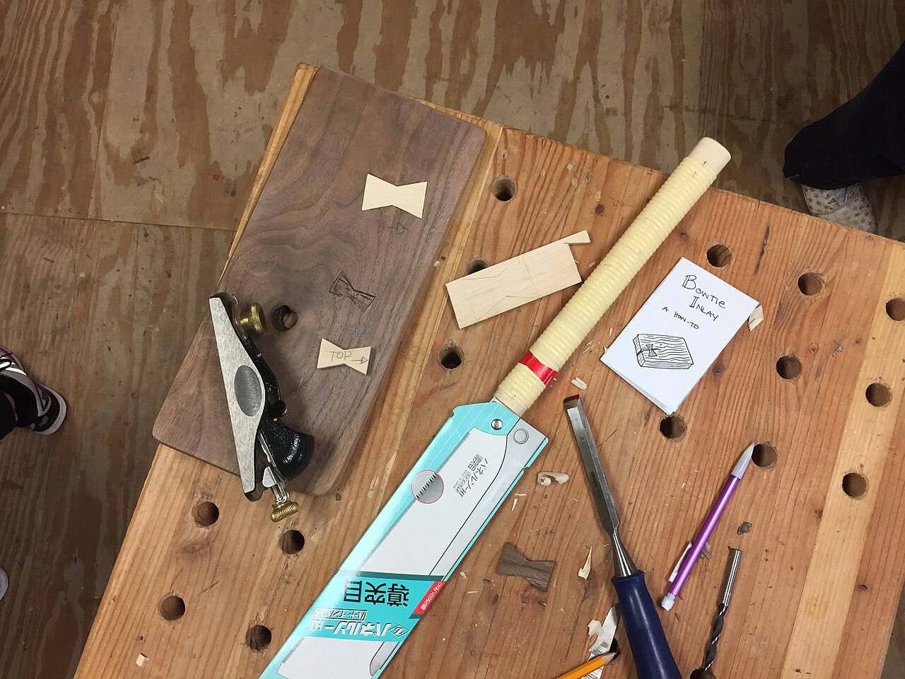 Holzbearbeitungswerkzeuge auf einer Werkbank