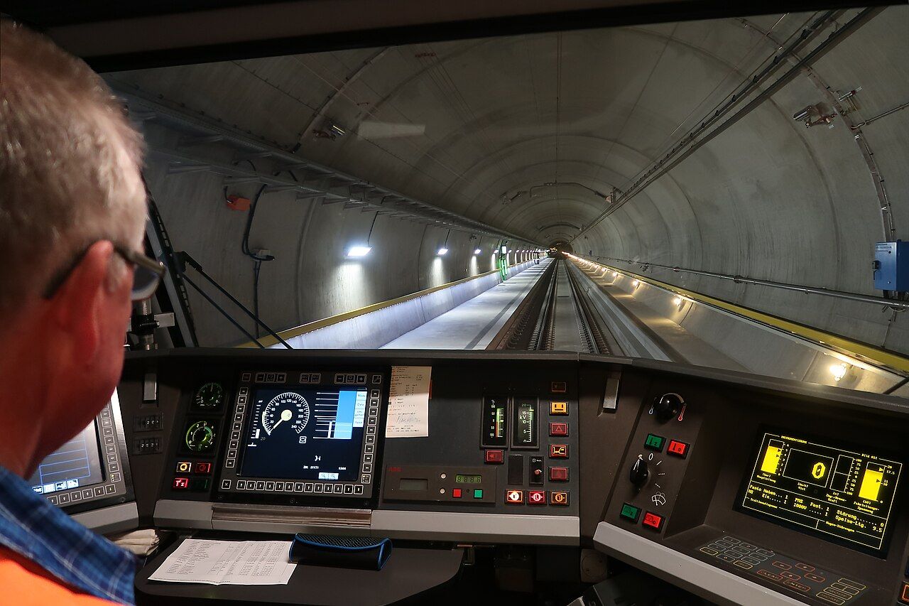 Triebfahrzeugführer bei der Fahrt durch einen Tunnel