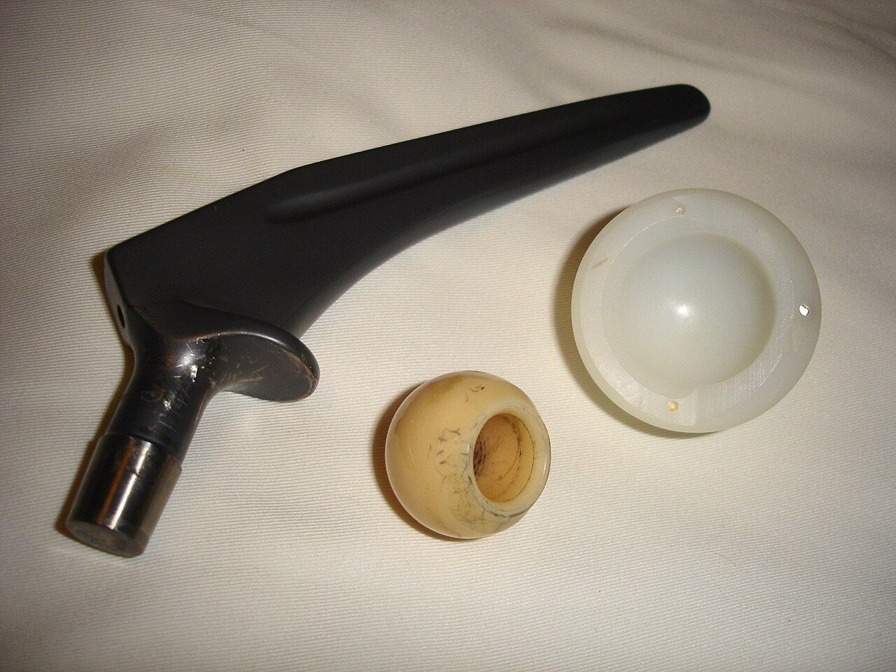 Hüftprothese mit Kugelkopf und Pfanne