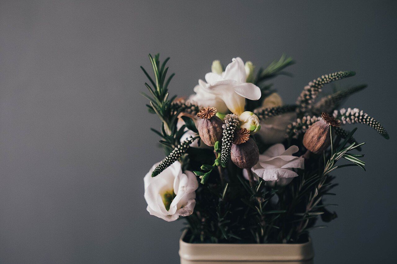 Schnittblumen in einem Gefäß