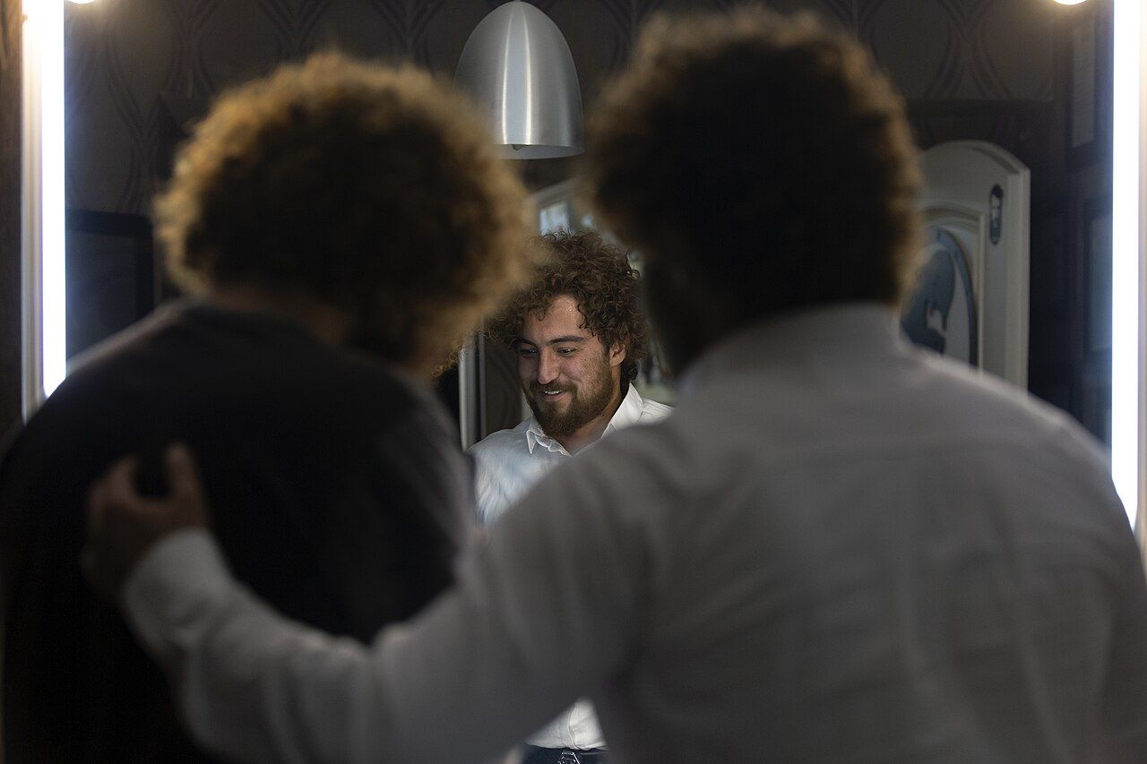 Friseur im Gespräch mit einem Kunden