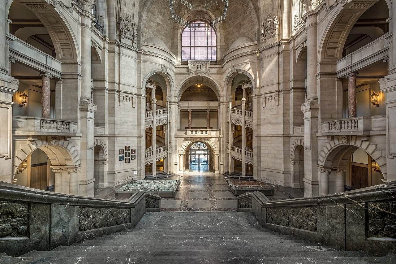 Treppenhalle eines Rathauses