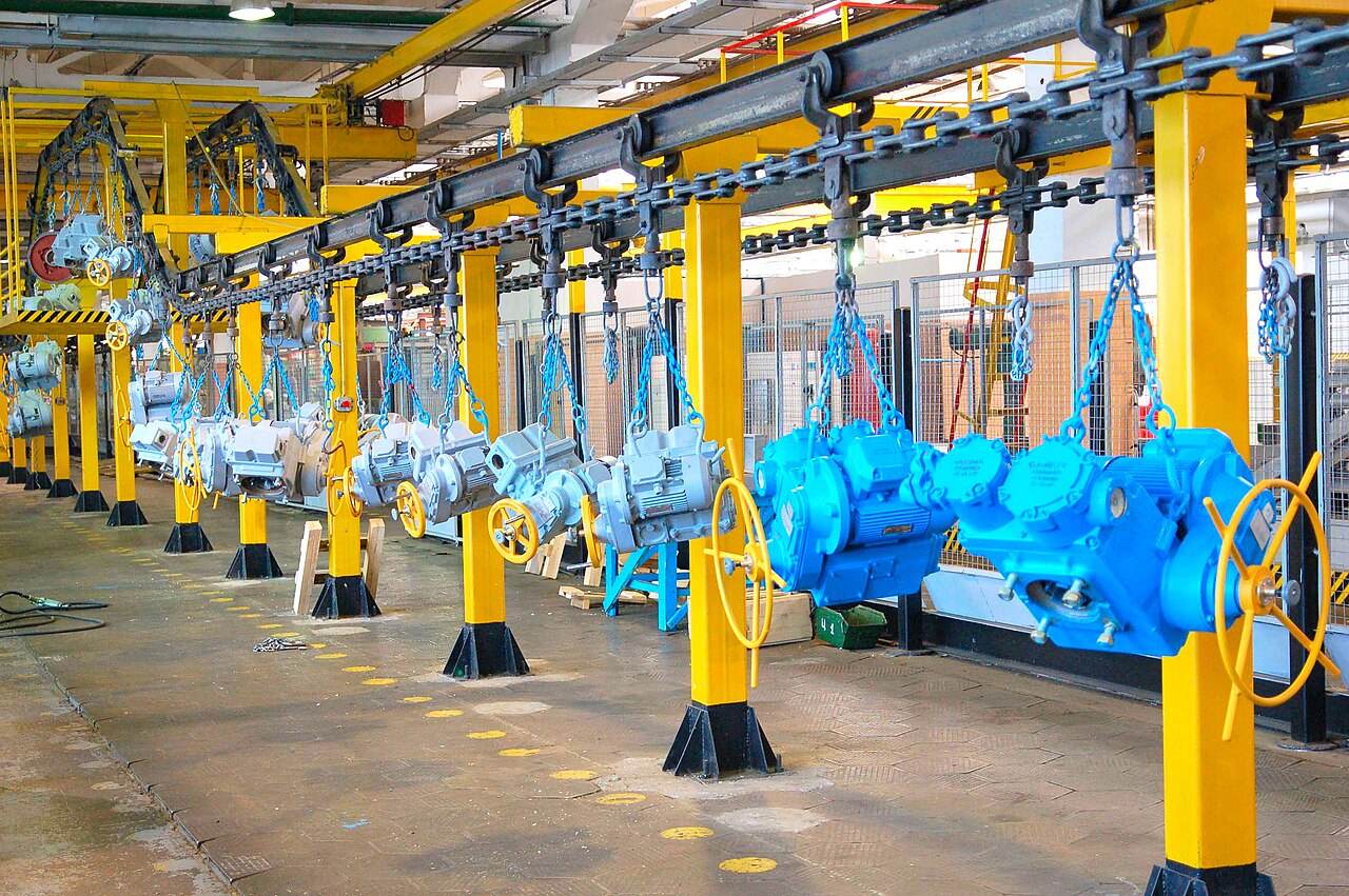 Montagelinie mit blauen Elektroantrieben an Kettenzügen