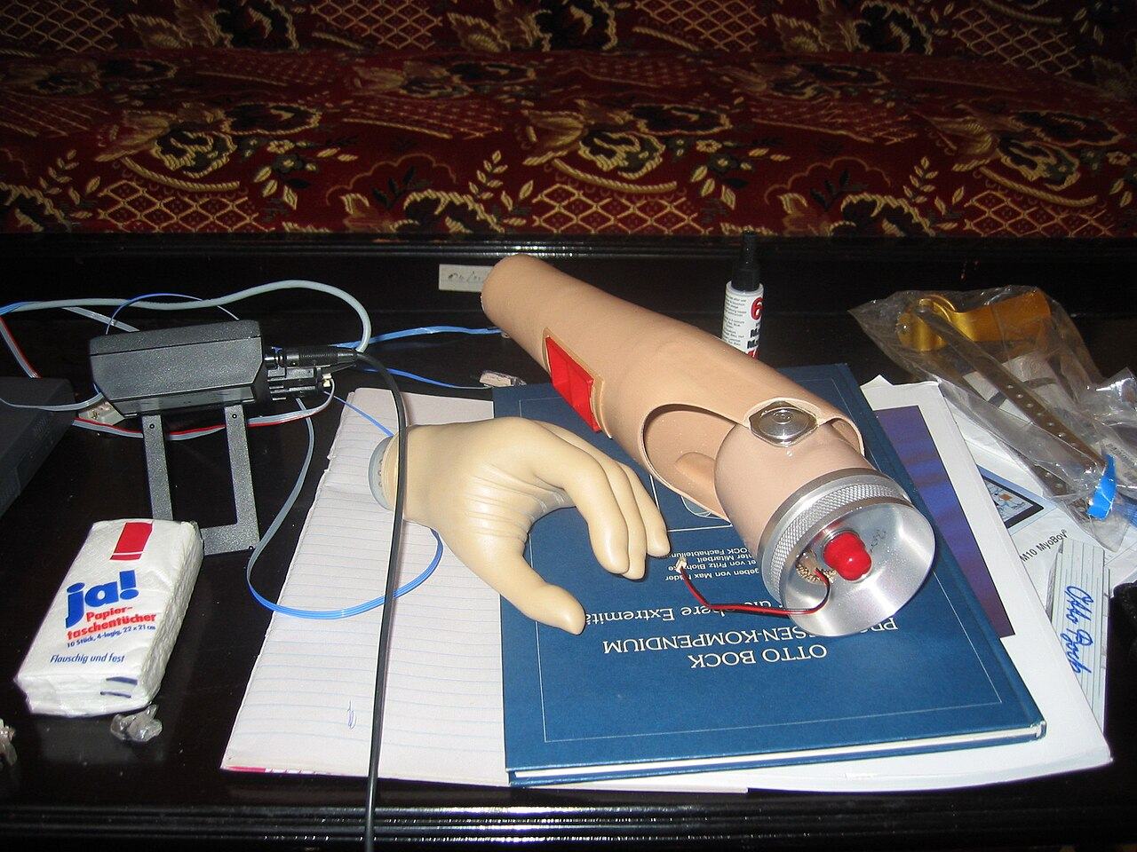 Unterarmprothese mit Hand auf einem Schreibtisch