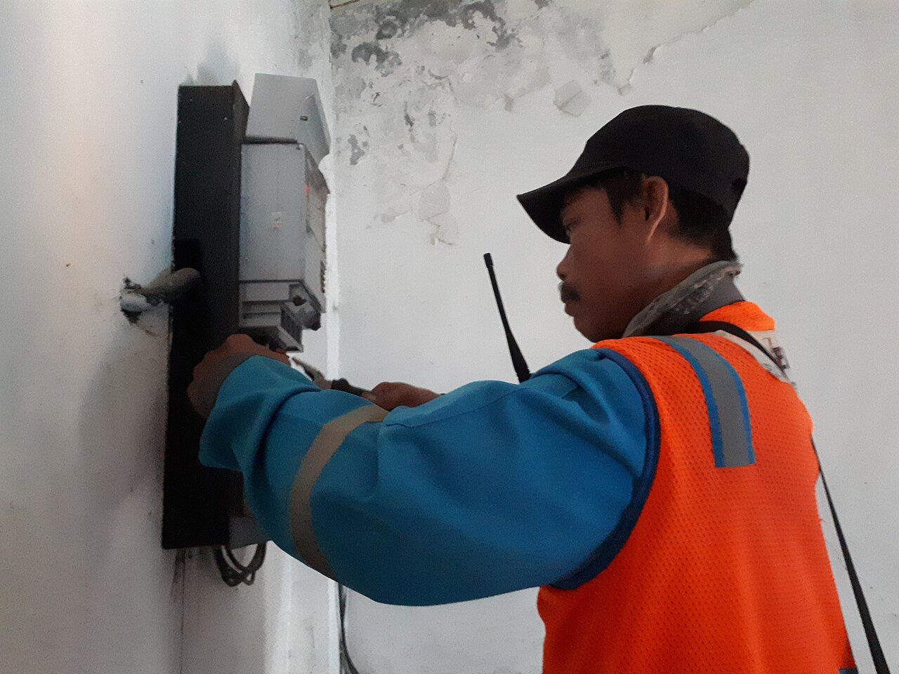 Elektriker montiert einen Stromzähler