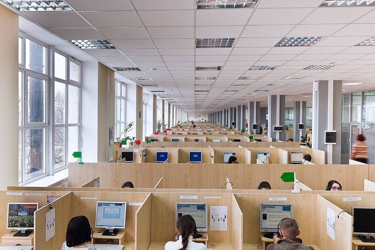 Langer Büroraum mit Arbeitsplätzen eines Kundenservice