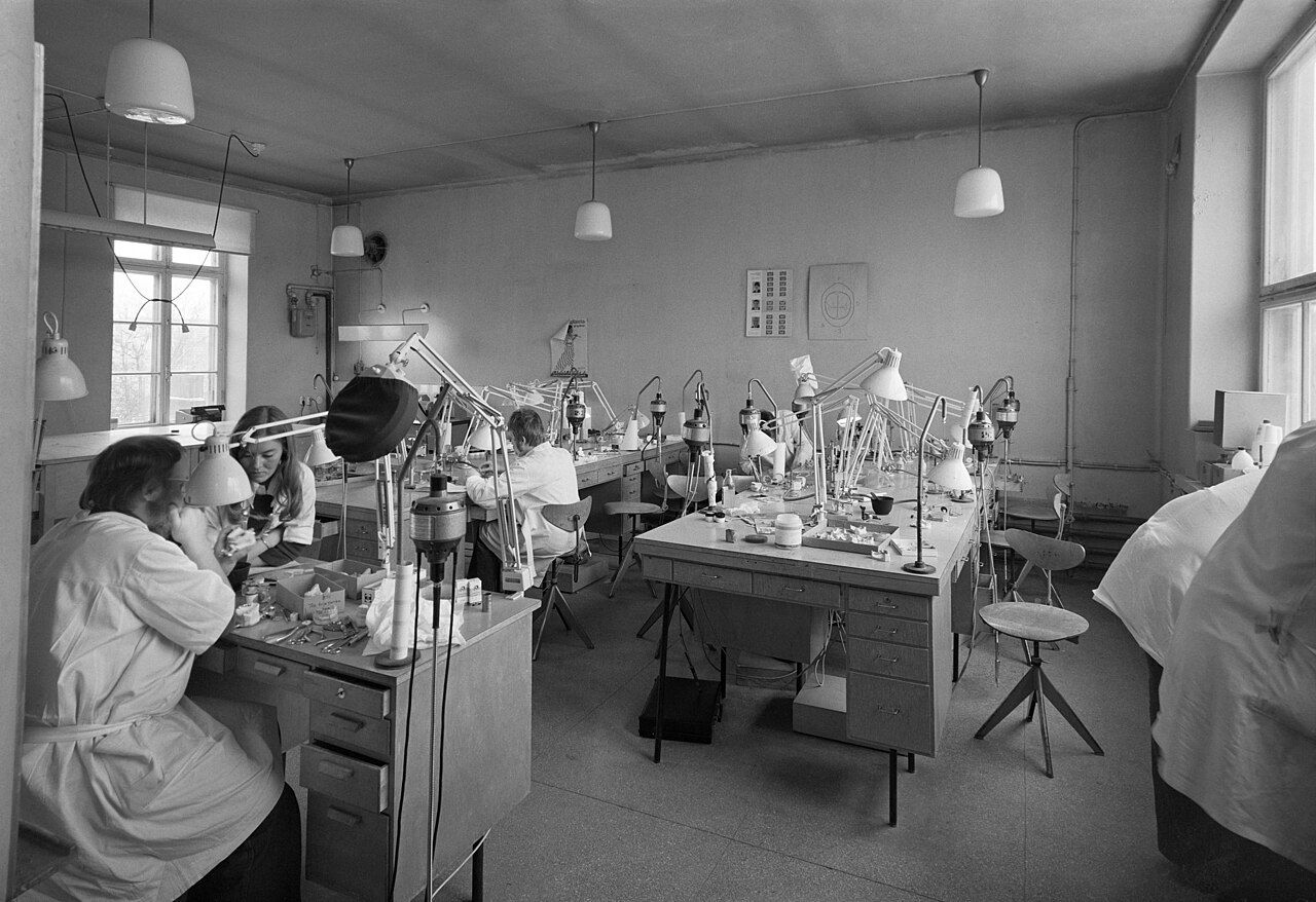 Zahntechnik-Werkstatt einer Berufsschule, historische Aufnahme