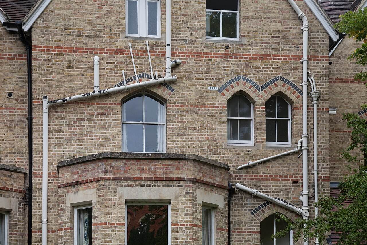 Außenliegende Rohrleitungen an einer Hausfassade