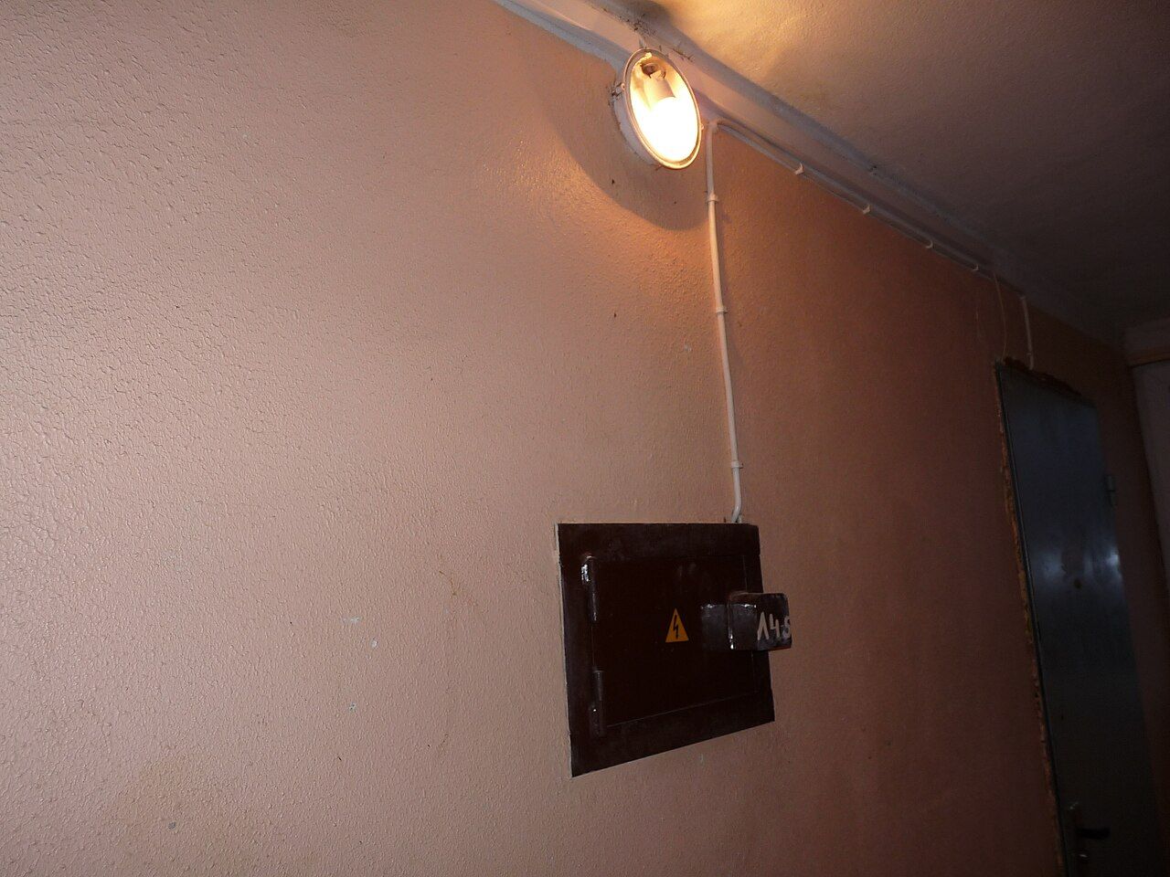 Elektroinstallation und Sicherungskasten in einem Wohnhaus