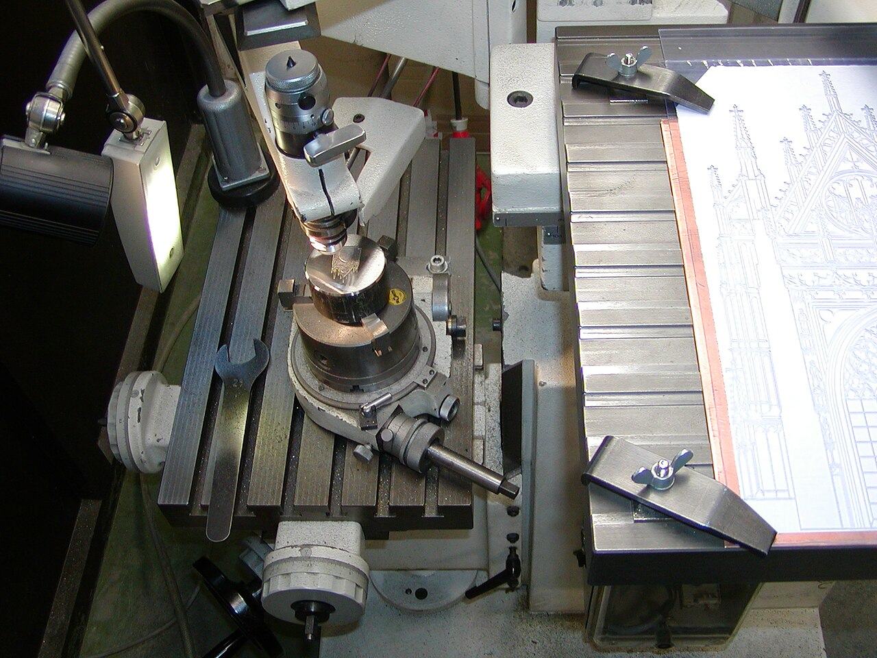 Gravurmaschine mit Fräskopf