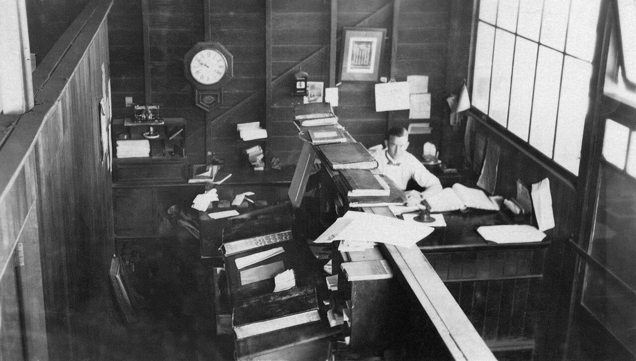 Historisches Bankbüro mit Schreibtischen und Wanduhr