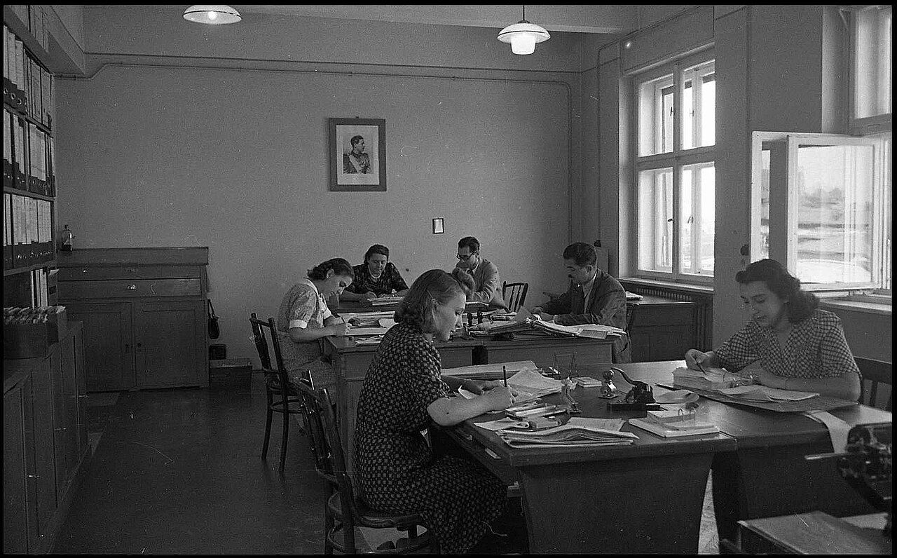 Mitarbeiterinnen an Schreibtischen in einem Büro, historische Aufnahme