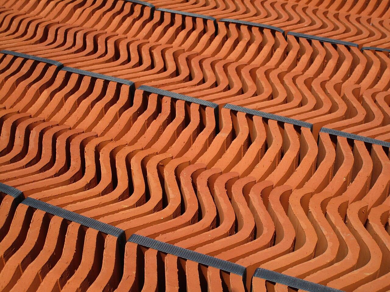 Dachziegel in einer Transportkiste