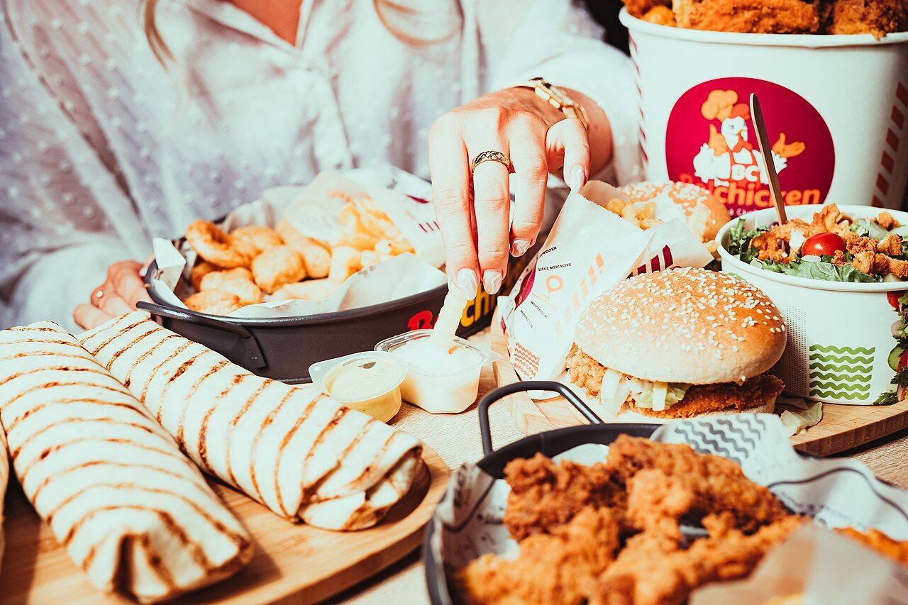 Burger, Wraps und Chicken auf einem Tisch