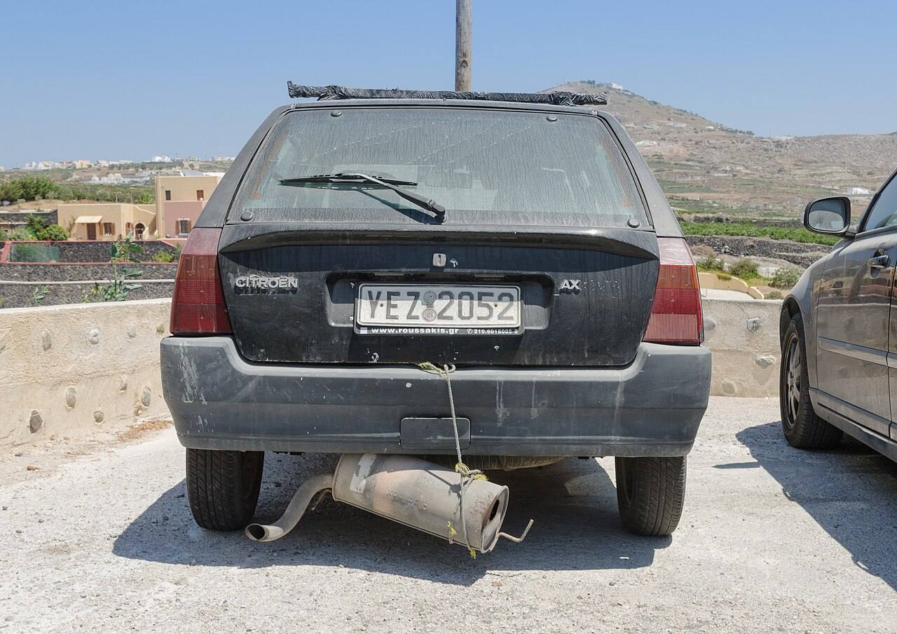 Reparatur einer Auspuffanlage an einem Auto