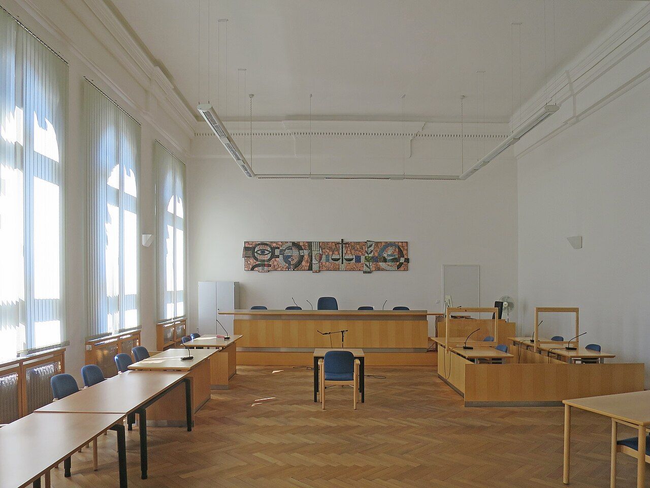 Großer Sitzungssaal eines Amtsgerichts