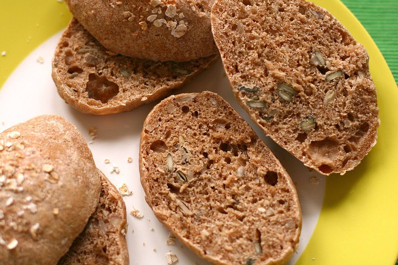 Aufgeschnittene Vollkornbrötchen