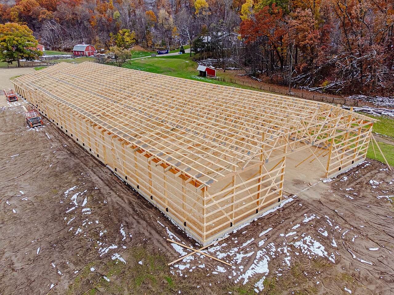 Holzrahmenkonstruktion einer Halle aus der Luft