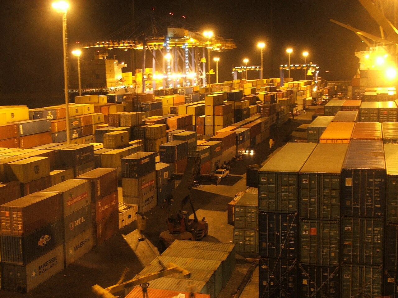 Containerterminal bei Nacht
