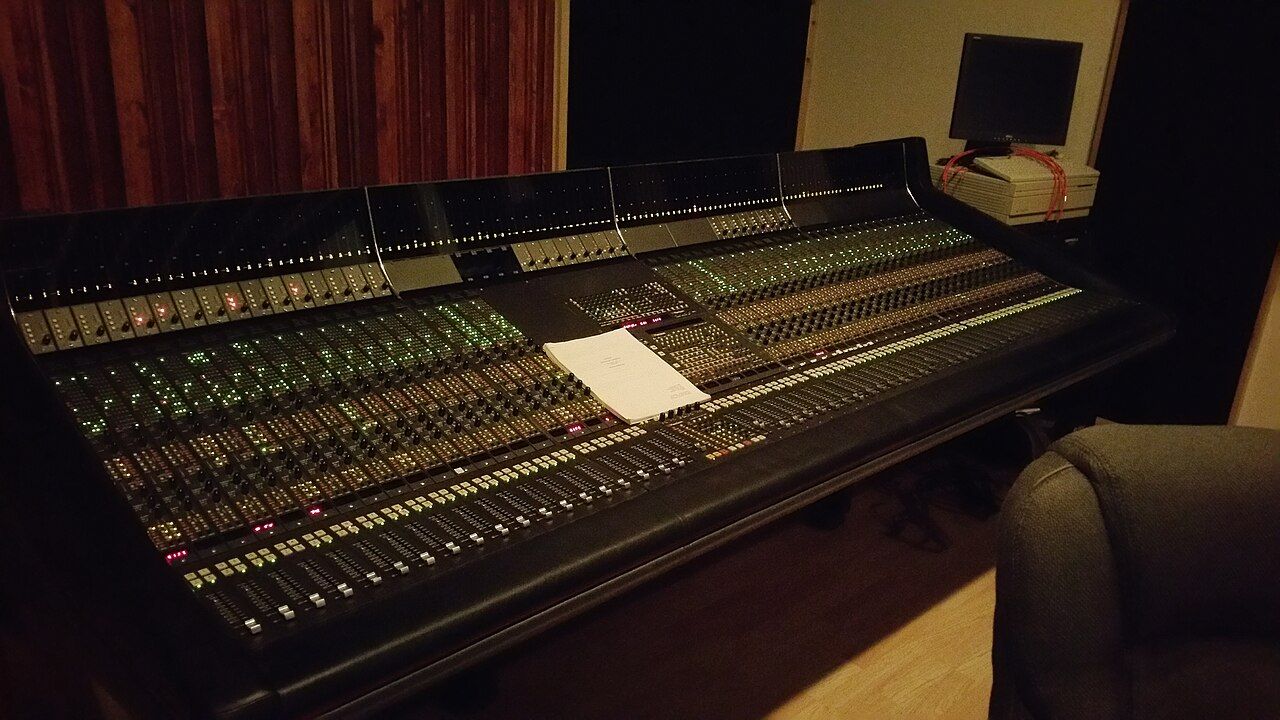 Mischpult in einem Tonstudio