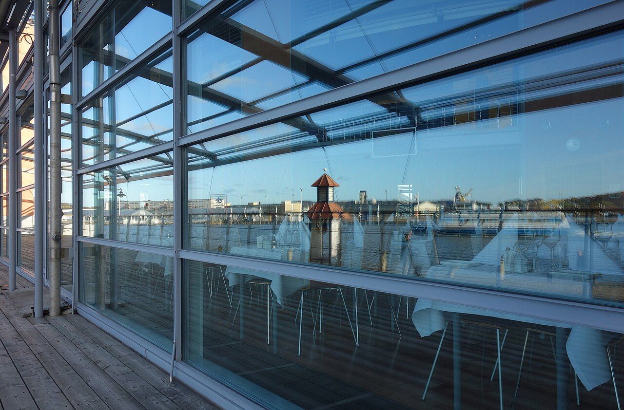 Restaurant mit Glasfront und gedeckten Tischen