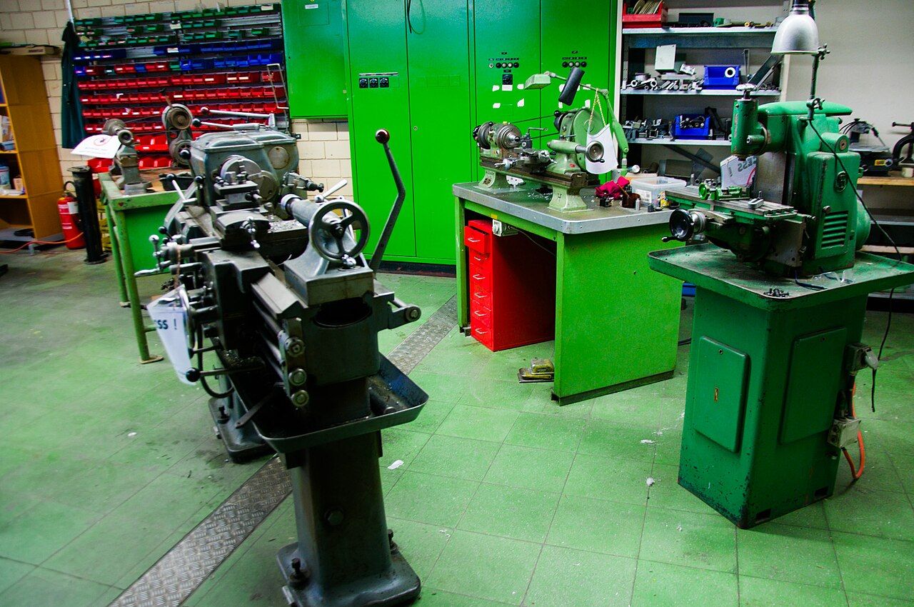 Werkstatt mit mehreren Drehmaschinen