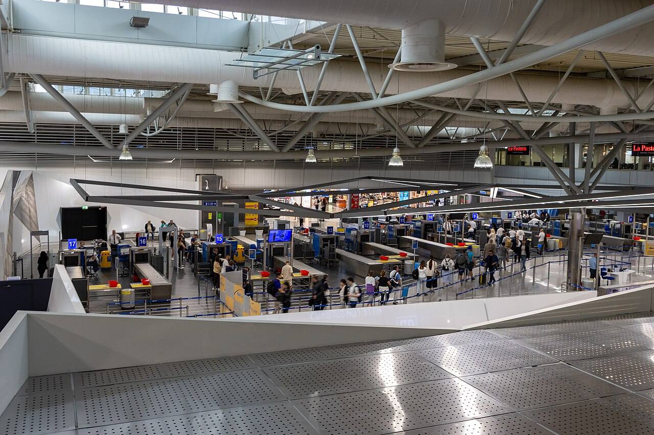 Sicherheitskontrollspuren in einem Flughafenterminal