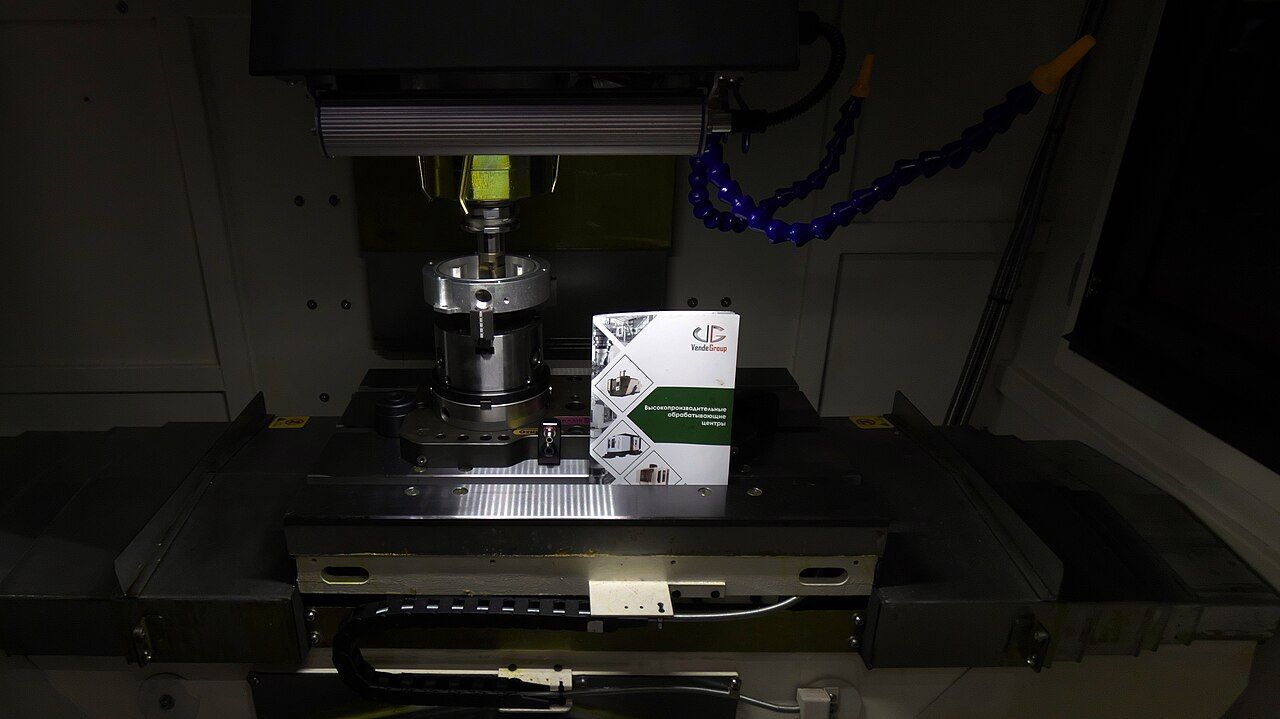 Fräsmaschine mit Werkstück im Arbeitsraum
