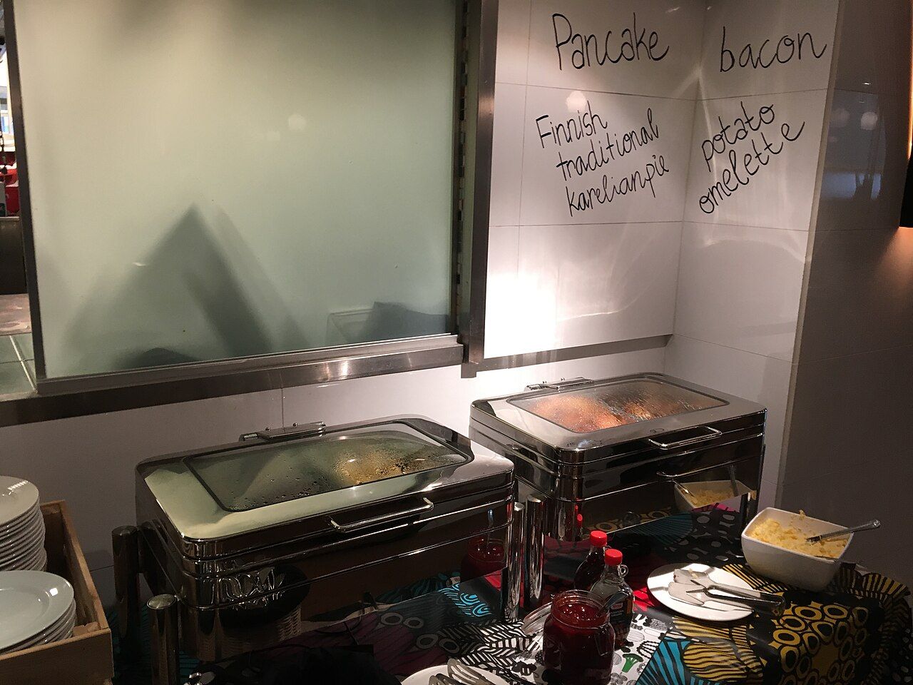 Warmhaltebehälter am Frühstücksbuffet