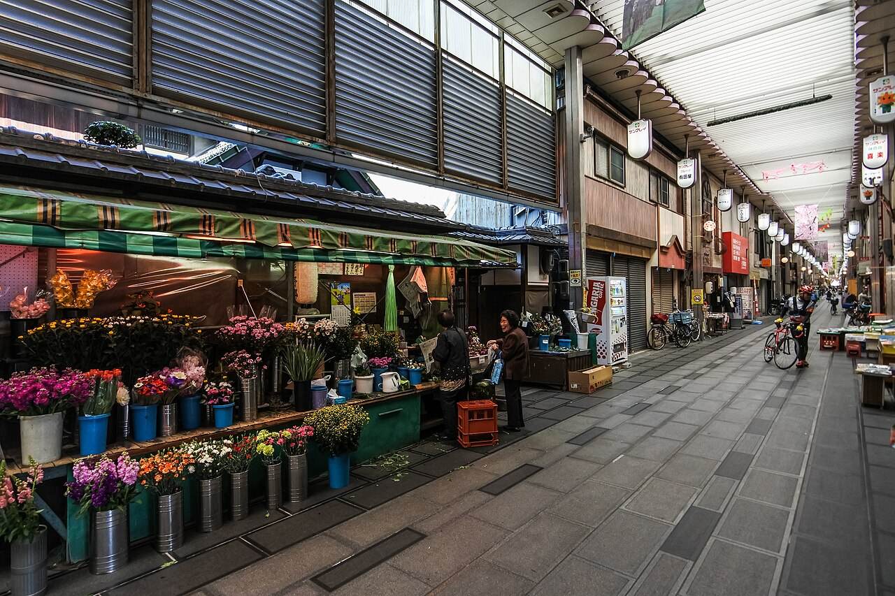 Blumenstände in einer überdachten Einkaufsstraße